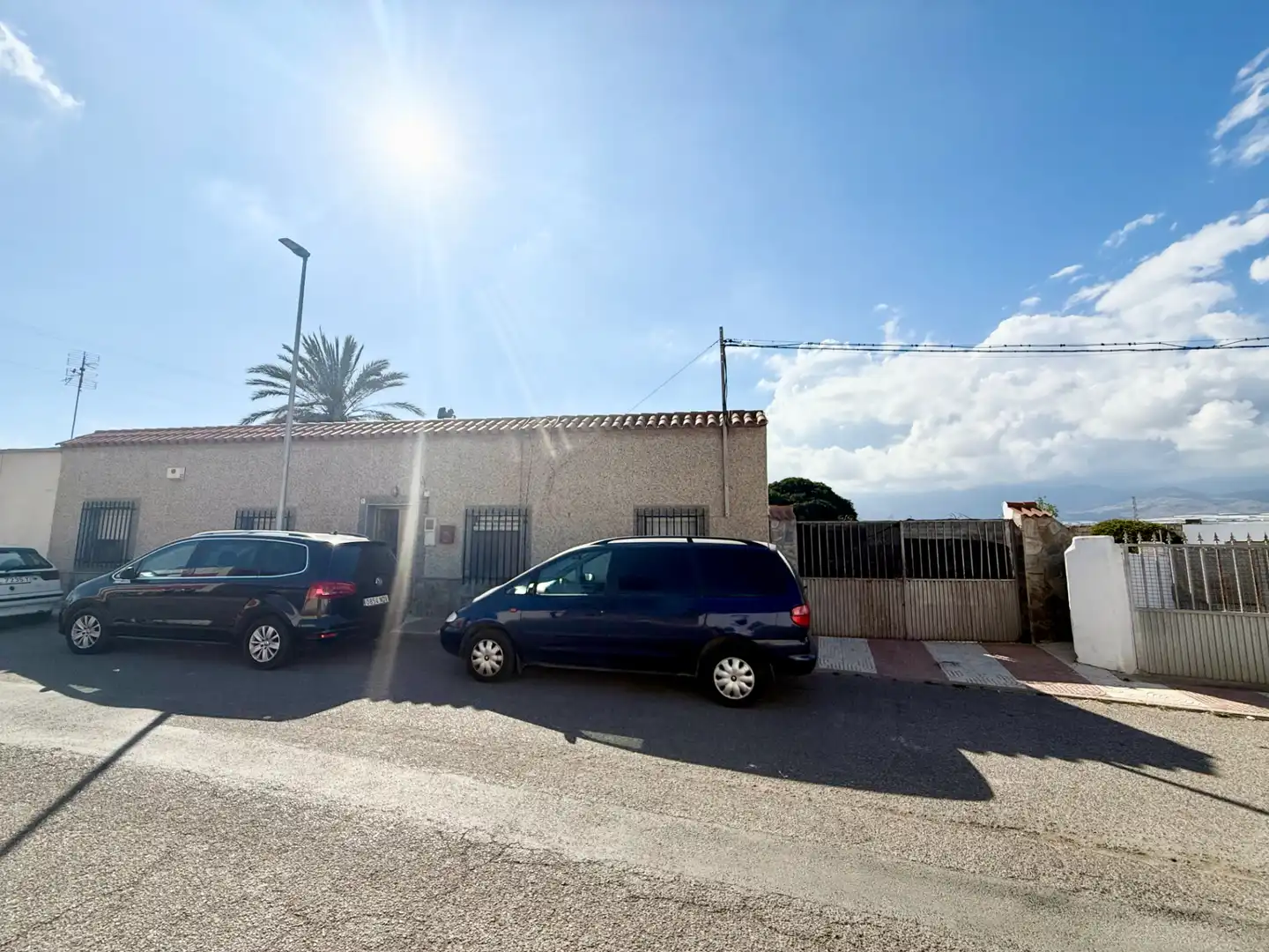 Vista exterior de Casa o xalet en venda en Roquetas de Mar amb Moblat