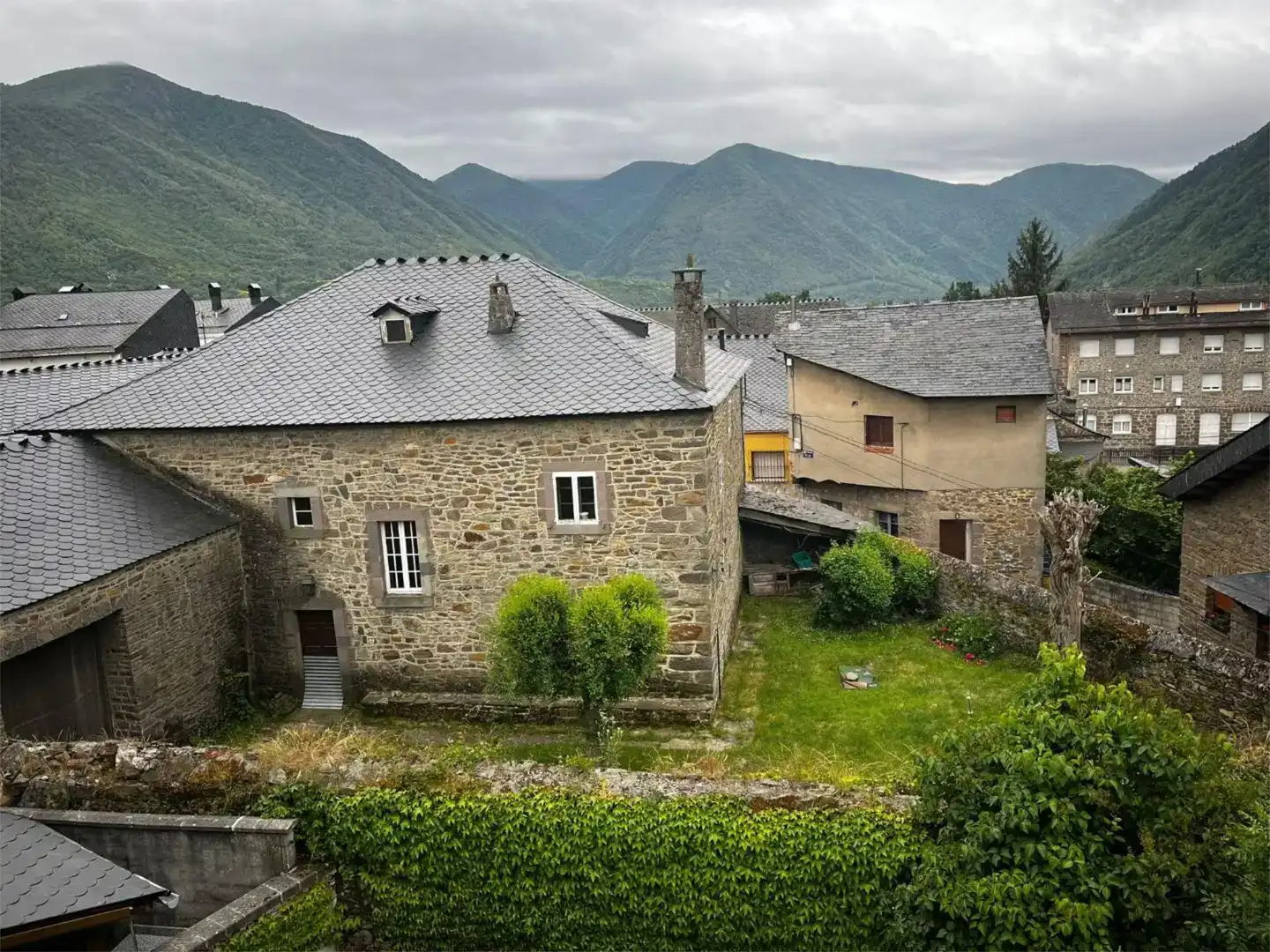 Vista exterior de Pis en venda en Villablino amb Balcó