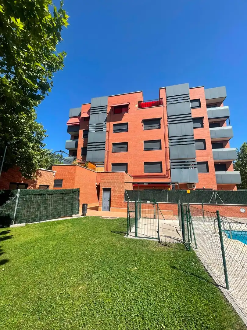 Vista exterior de Ático de alquiler en Alcalá de Henares con Aire acondicionado, Calefacción y Jardín privado