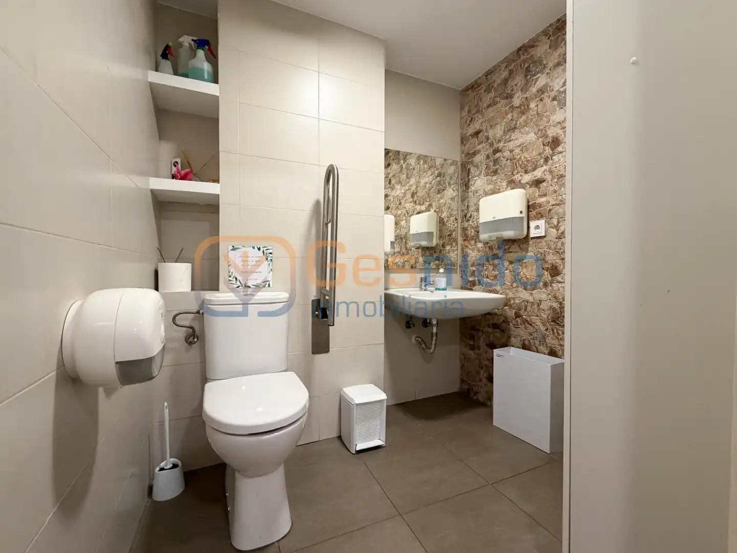 Bathroom of Commercial properties for rent in Segovia  with Air Conditioner