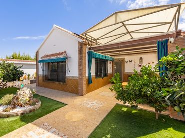 Villa con piscina in vendita a 154 Calle Cartageneras