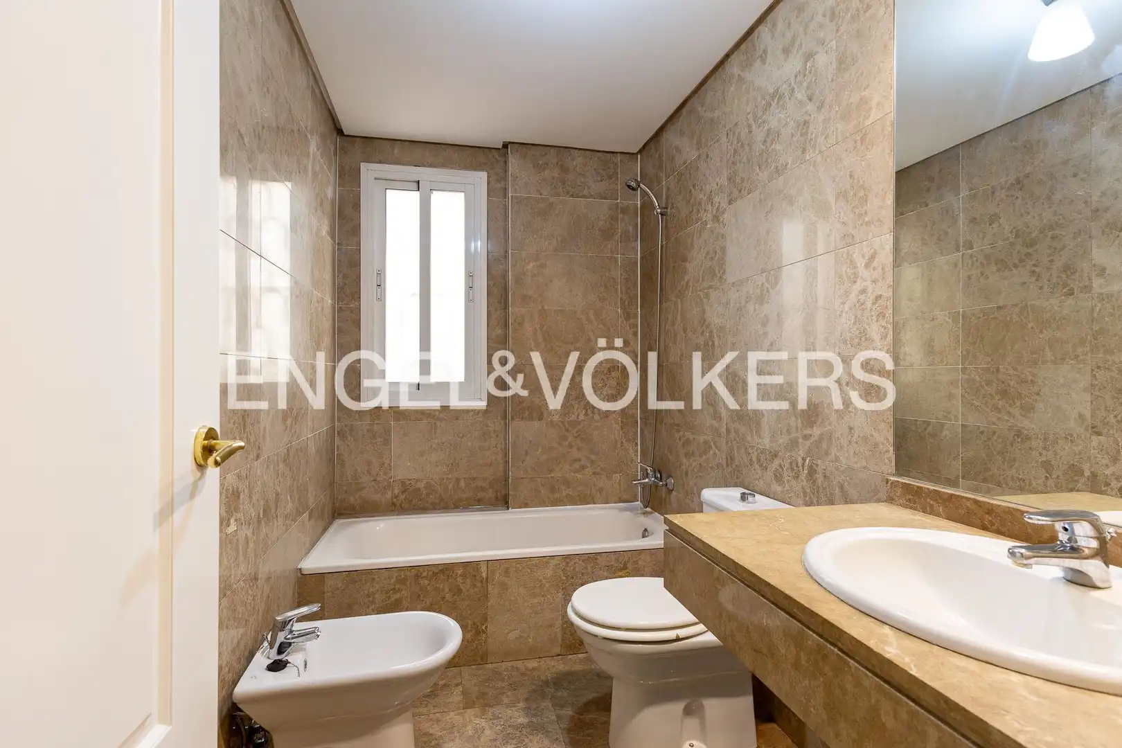 Bathroom of Flat for sale in Madrid  with Air Conditioner and Heating