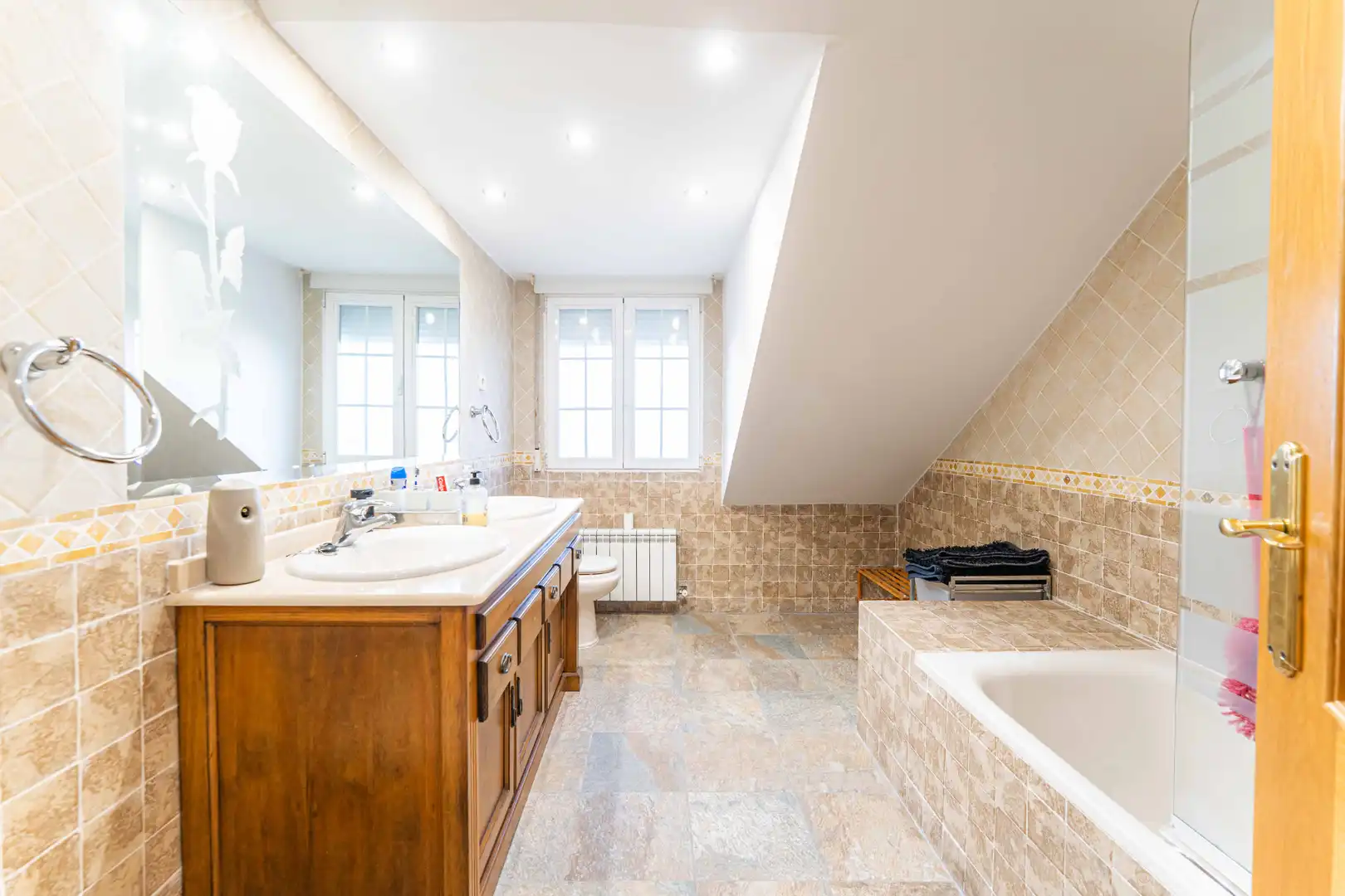 Bathroom of Houses for sale in Sevilla la Nueva  with Air Conditioner, Heating and Private garden