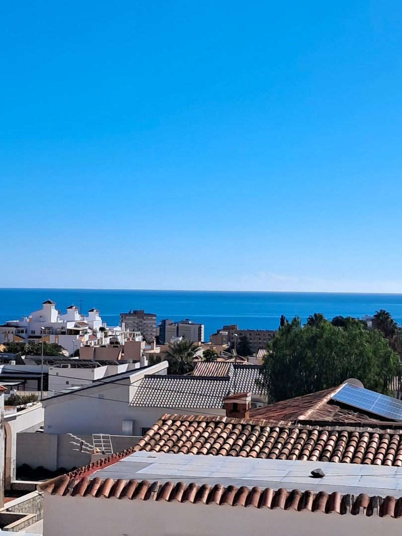Vista exterior de Casa adosada en venta en Roquetas de Mar con Terraza y Piscina comunitaria