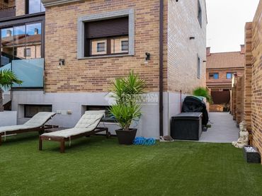 Casa aparellada amb balcó en venda a Urbanización Mediterráneo