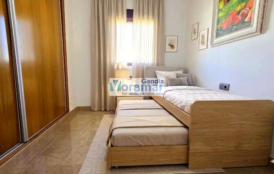 Dormitori de Apartament de lloguer en Gandia amb Aire condicionat, Terrassa i Moblat