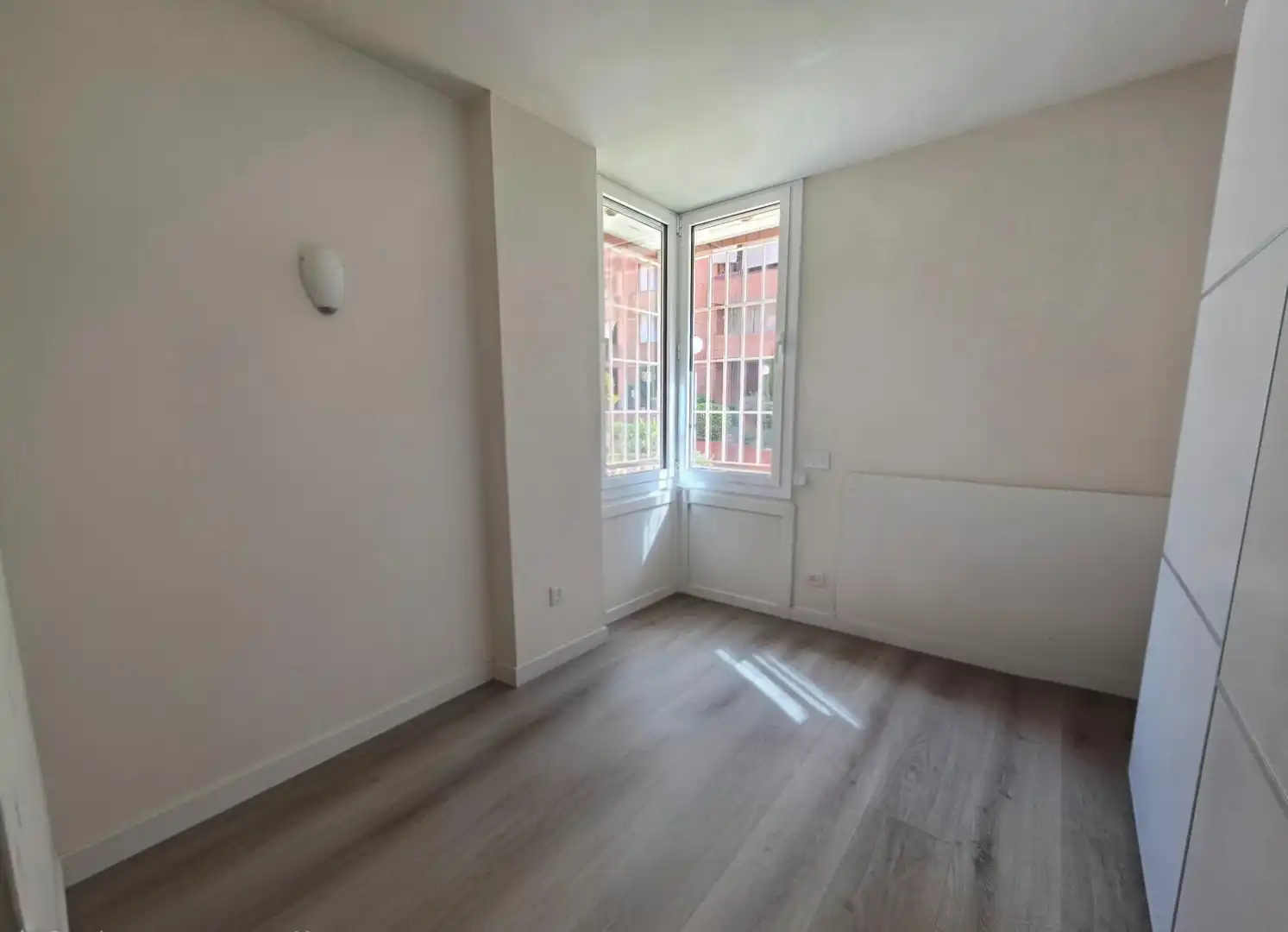 Schlafzimmer von Erdgeschoss zum Verkauf in Barcelona mit Parkett
