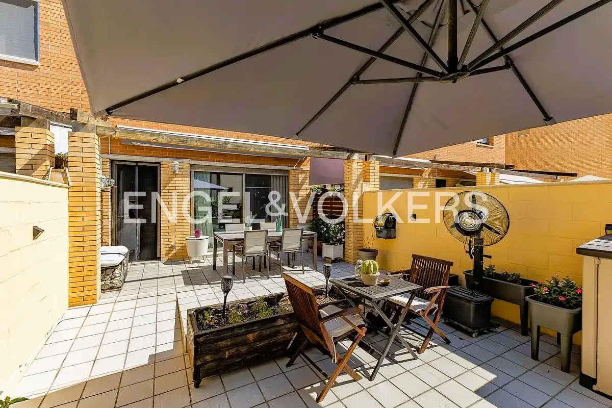 Terrassa de Casa adosada en venda en Cubelles amb Aire condicionat, Calefacció i Jardí privat