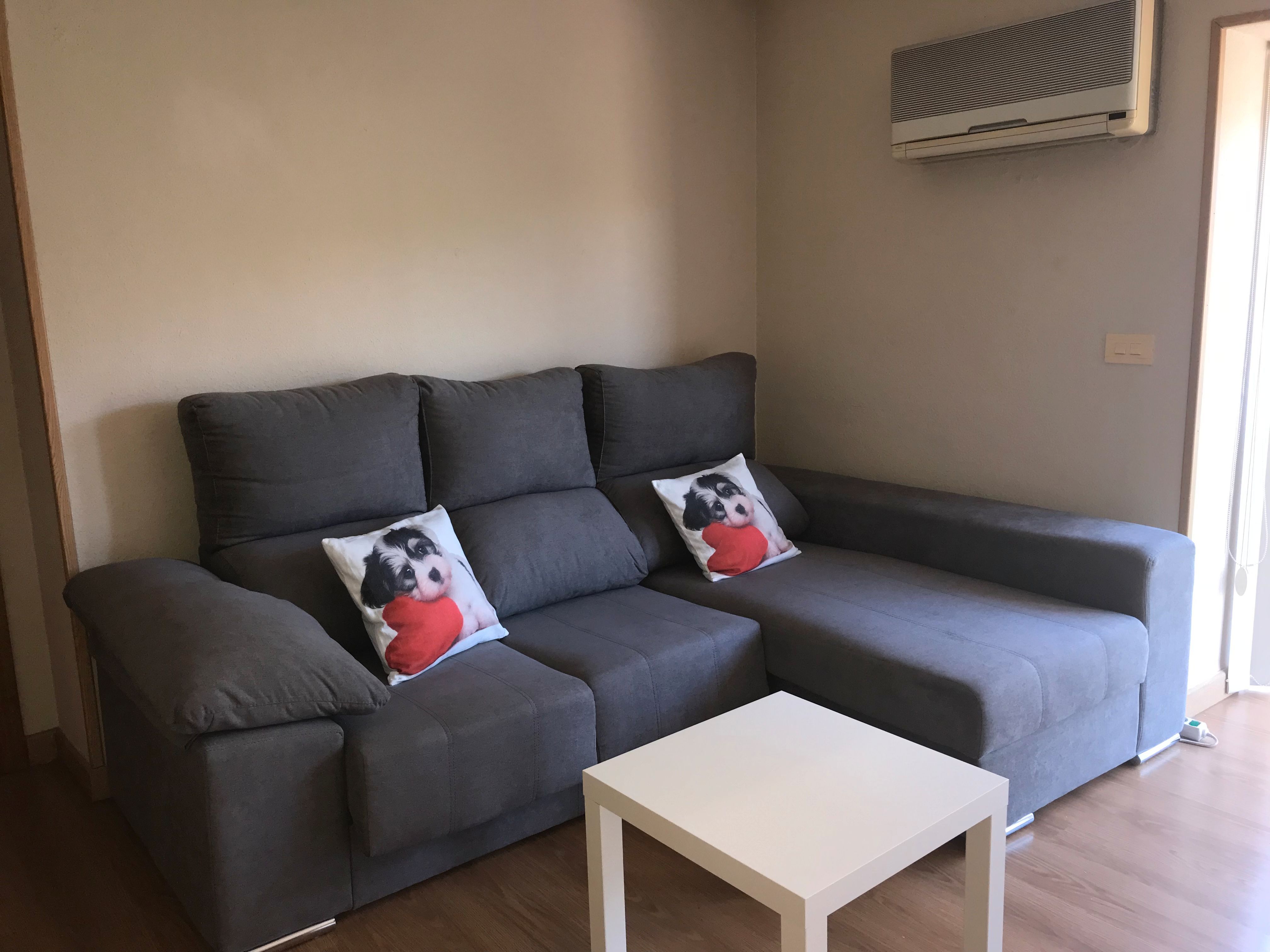 Living room of Flat to rent in Plasencia  with Air Conditioner, Heating and Furnished