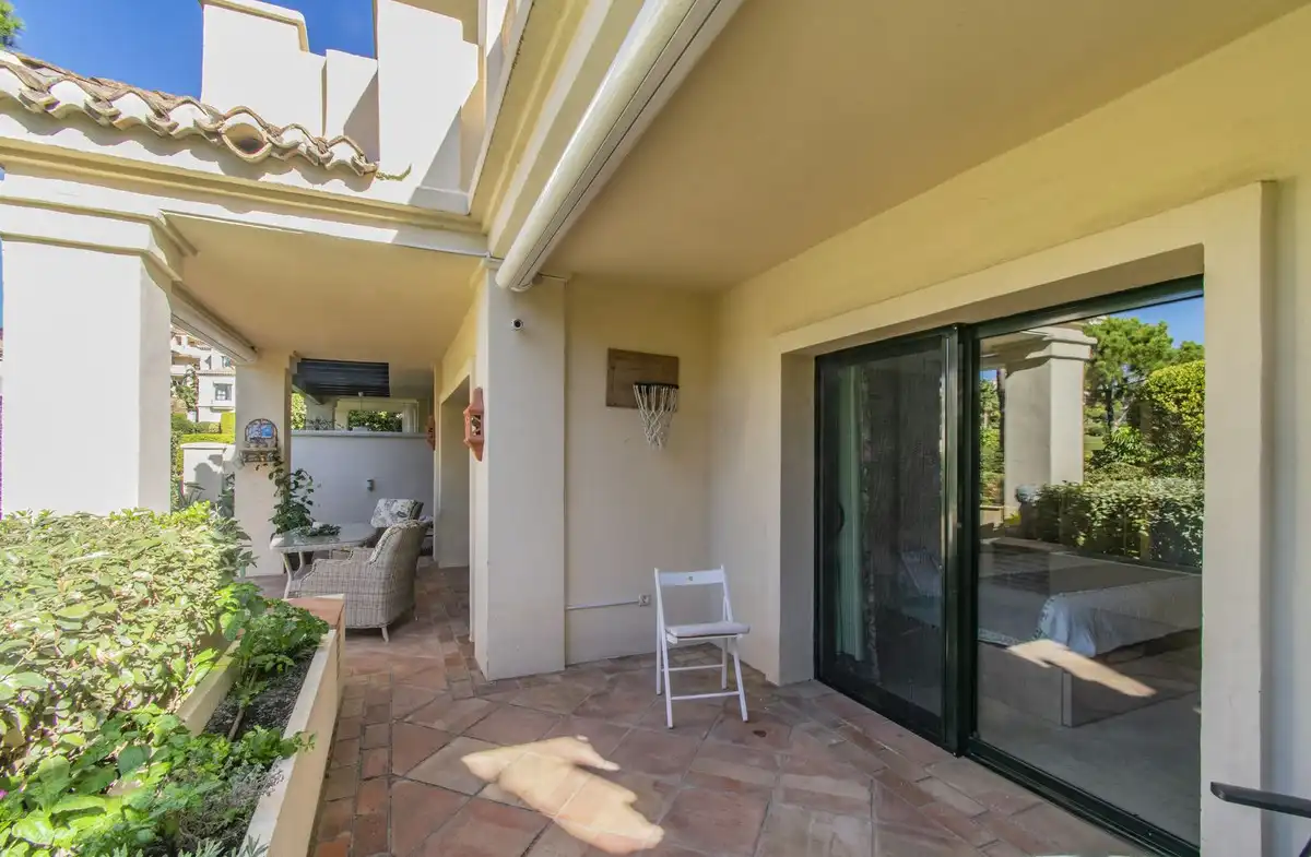 Terrassa de Apartament en venda en Benahavís amb Aire condicionat, Jardí privat i Moblat