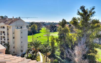 Vista exterior de Àtic en venda en Marbella amb Aire condicionat, Calefacció i Jardí privat