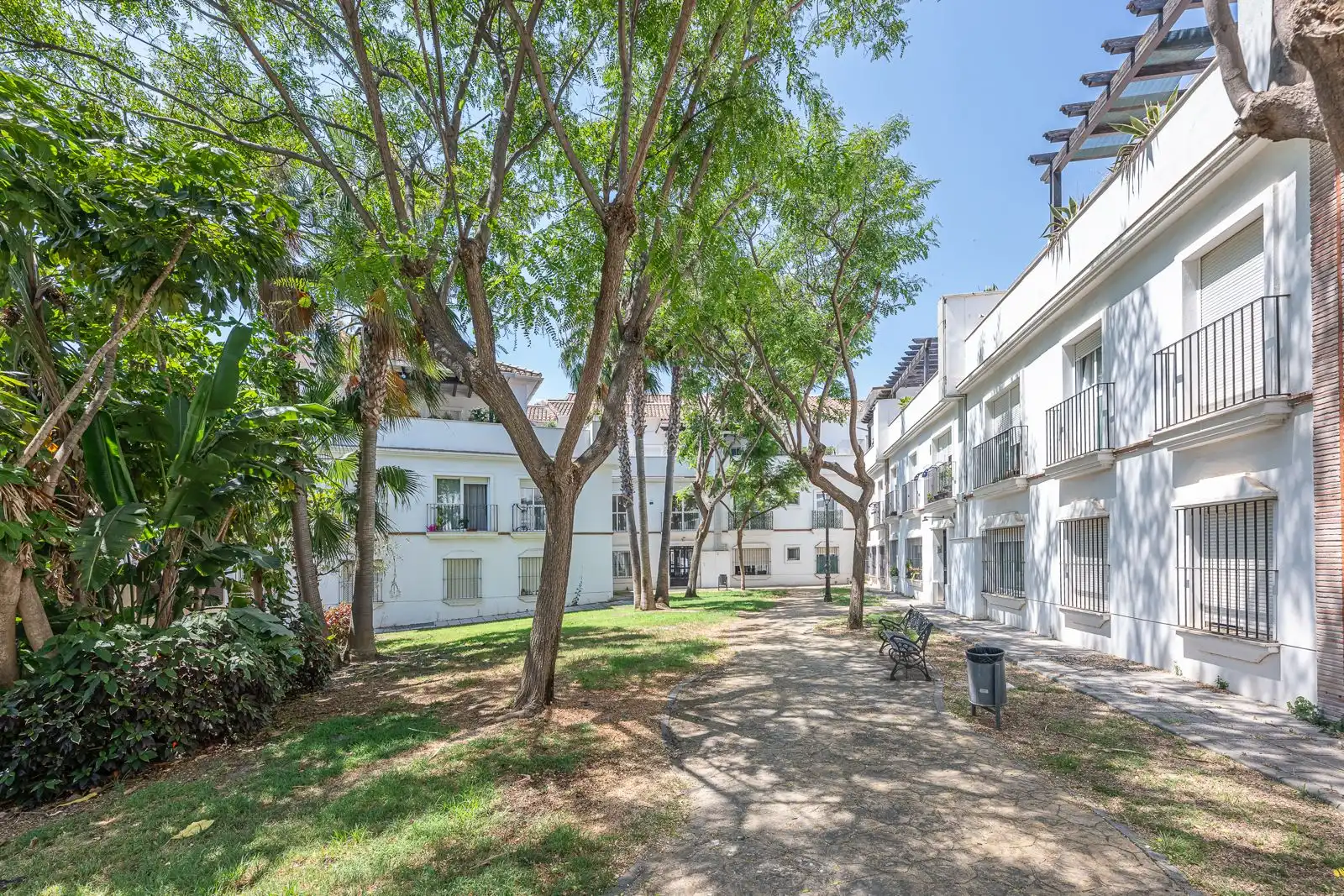 Vista exterior de Pis en venda en Estepona amb Aire condicionat, Terrassa i Internet