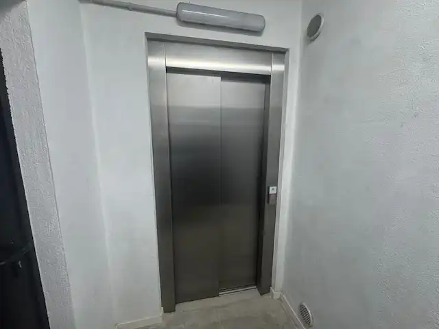Garage zum Verkauf in Barcelona mit Alarm
