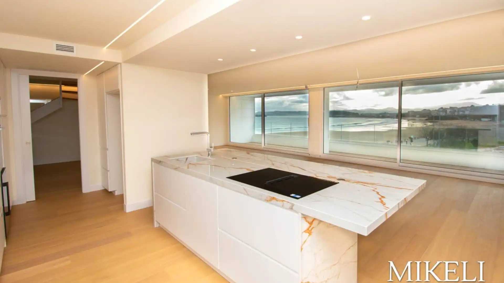 Cocina de Dúplex en venta en Santander con Calefacción, Terraza y Alarma