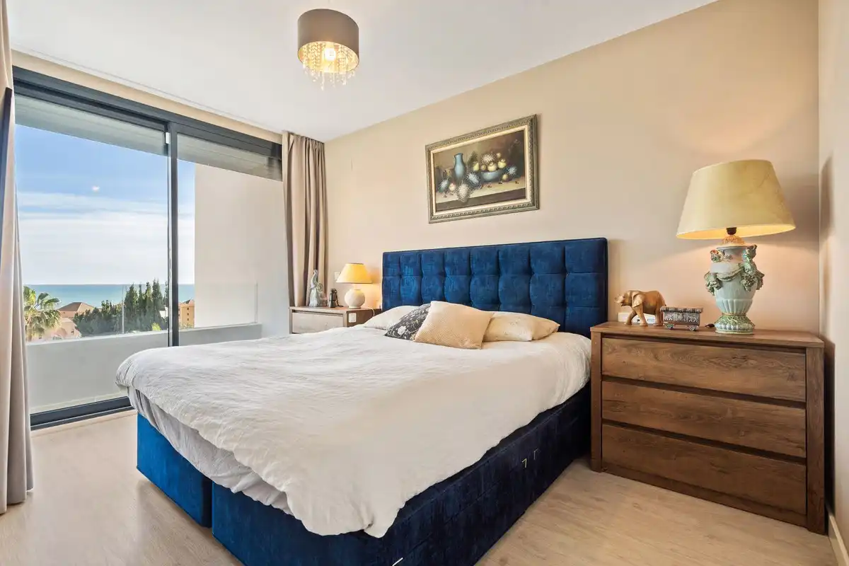 Schlafzimmer von Einfamilien-Reihenhaus zum Verkauf in Fuengirola mit Klimaanlage, Heizung und Terrasse