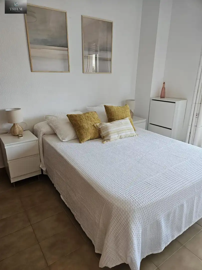 Dormitori de Apartament de lloguer en Salobreña amb Aire condicionat, Moblat i Balcó