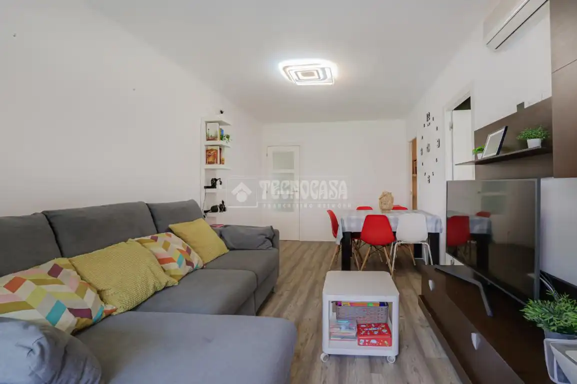 Sala d'estar de Pis en venda en Sant Feliu de Llobregat amb Aire condicionat i Balcó