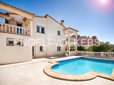 Casa con piscina in vendita a Carrer Cap Llarg