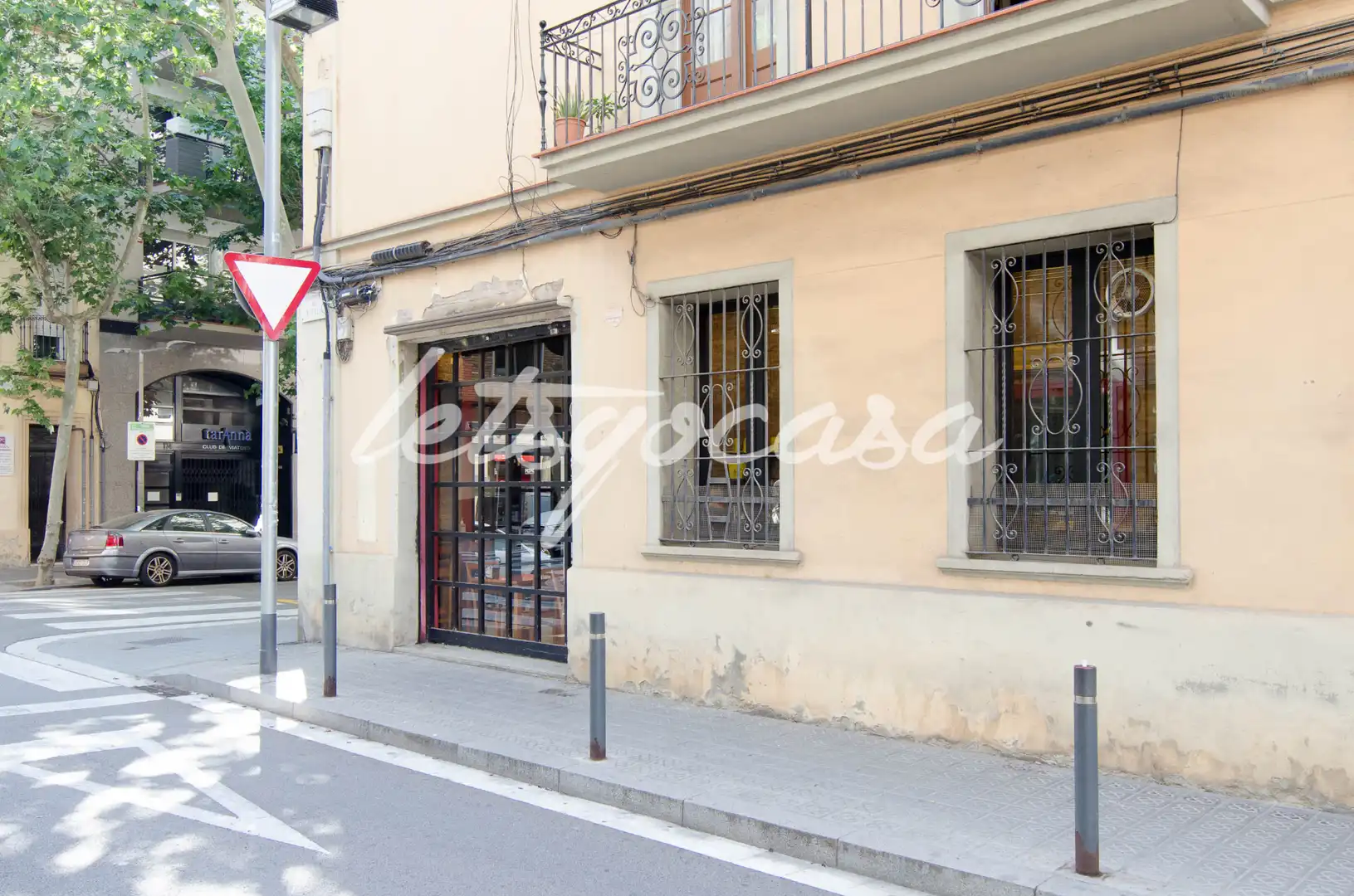 Vista exterior de Local en venda en Barcelona amb Aire condicionat, Calefacció i Terrassa