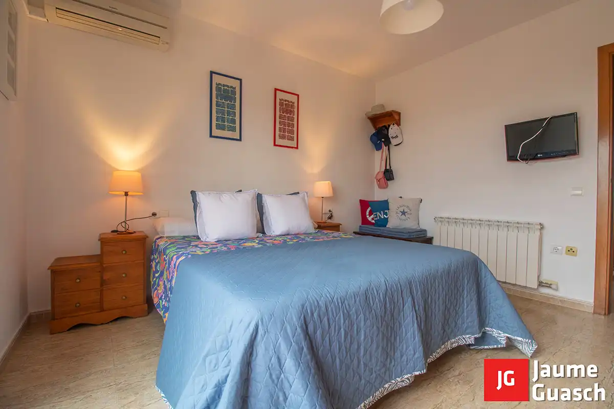 Schlafzimmer von Einfamilien-Reihenhaus zum Verkauf in Torredembarra mit Klimaanlage, Heizung und Privatgarten