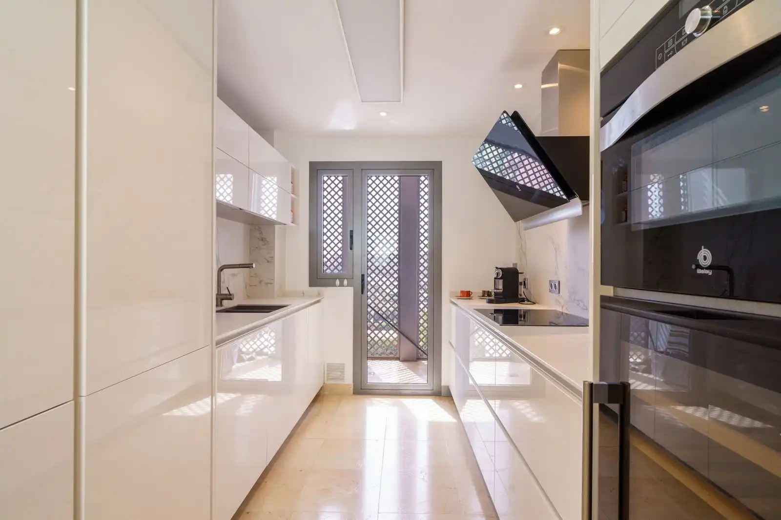 Küche von Wohnung zum Verkauf in Benahavís mit Terrasse, Abstellraum und Möbliert