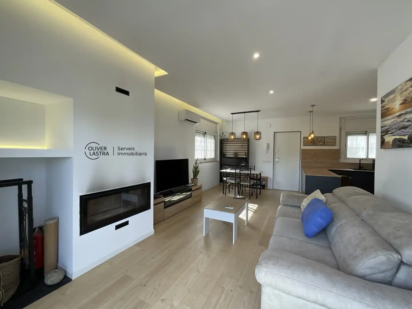 Sala de estar de Casa o chalet en venta en Corbera de Llobregat con Aire acondicionado, Jardín privado y Parquet