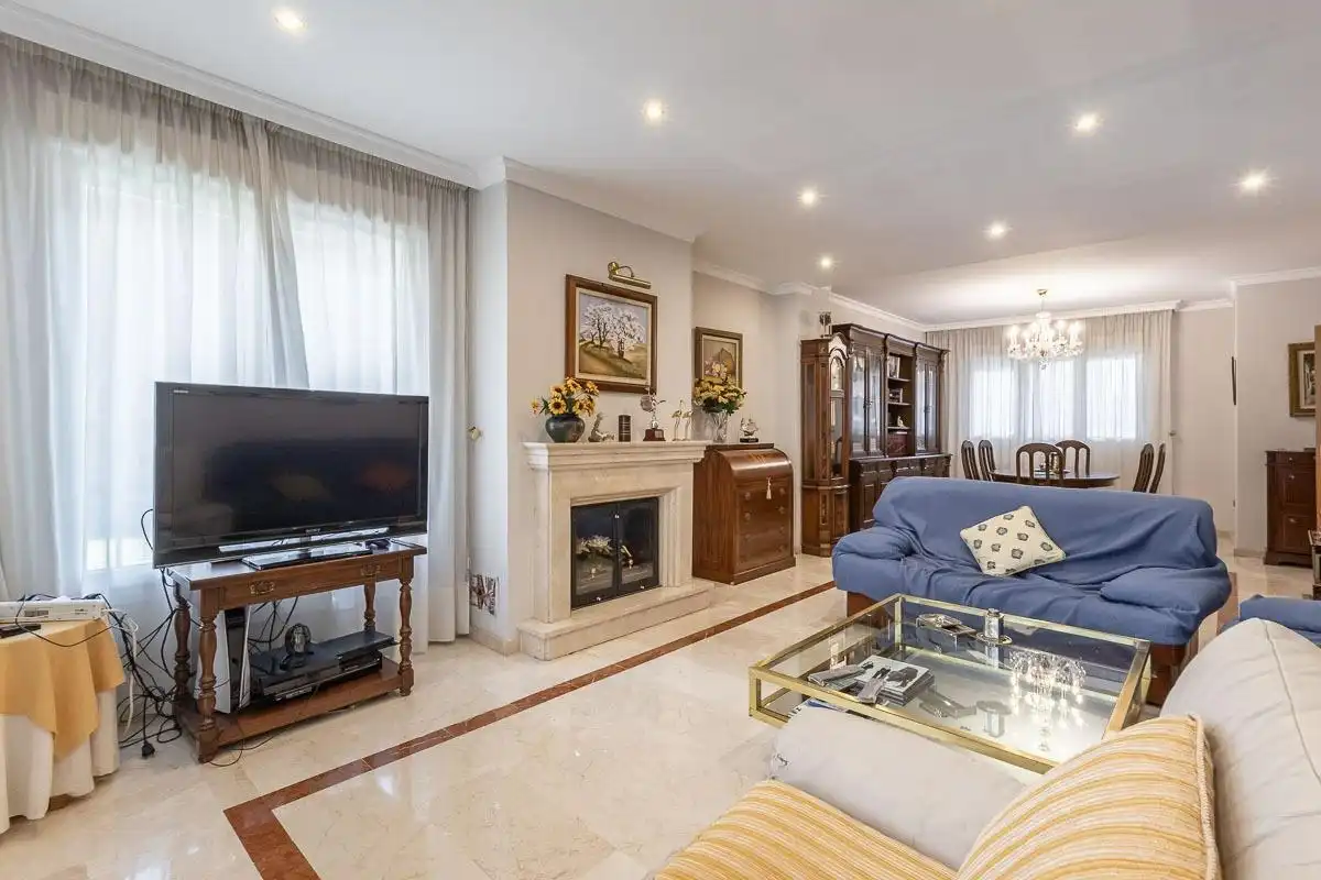 Sala d'estar de Casa o xalet en venda en Granada amb Aire condicionat, Terrassa i Piscina