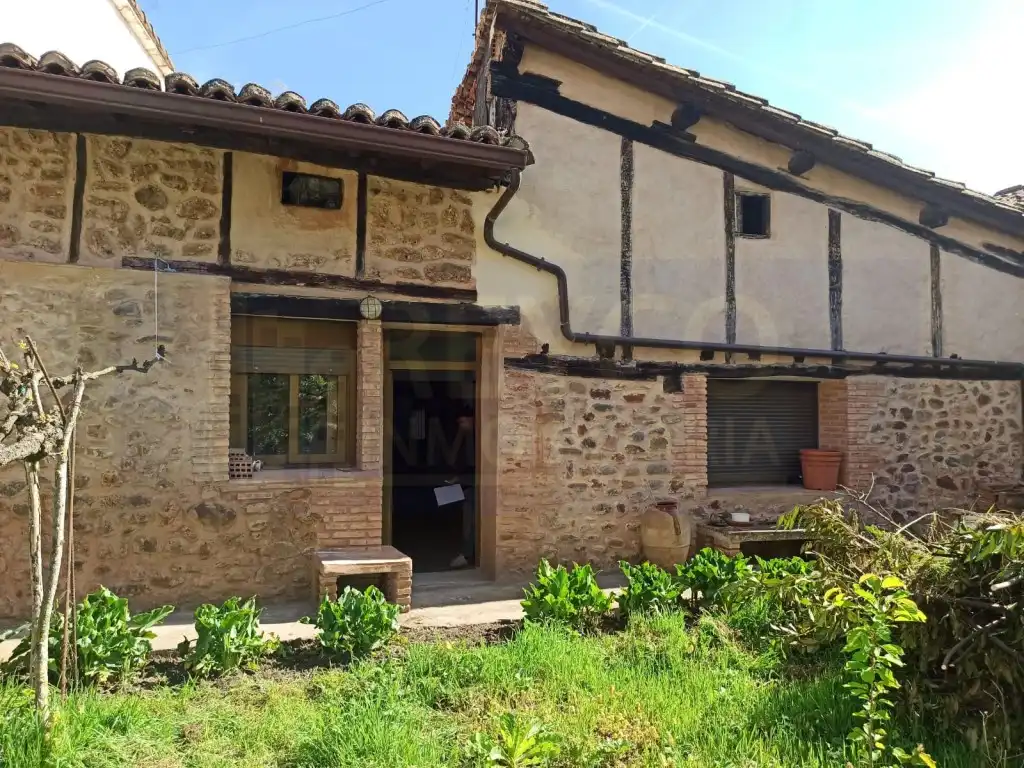 Casa amb jardí en venda a Matute