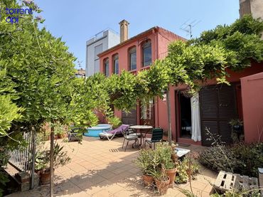 Casa rústica con balcón en venta en Torroella de Montgrí