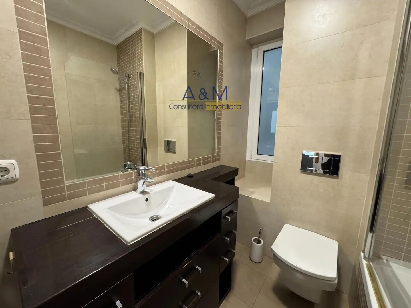 Badezimmer von Wohnung zur Miete in Valladolid mit Heizung, Parkett und Ofen