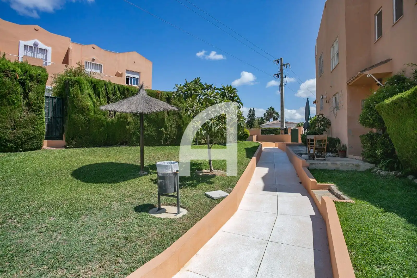 Garten von Einfamilien-Reihenhaus zum Verkauf in Estepona mit Heizung, Terrasse und Schwimmbad