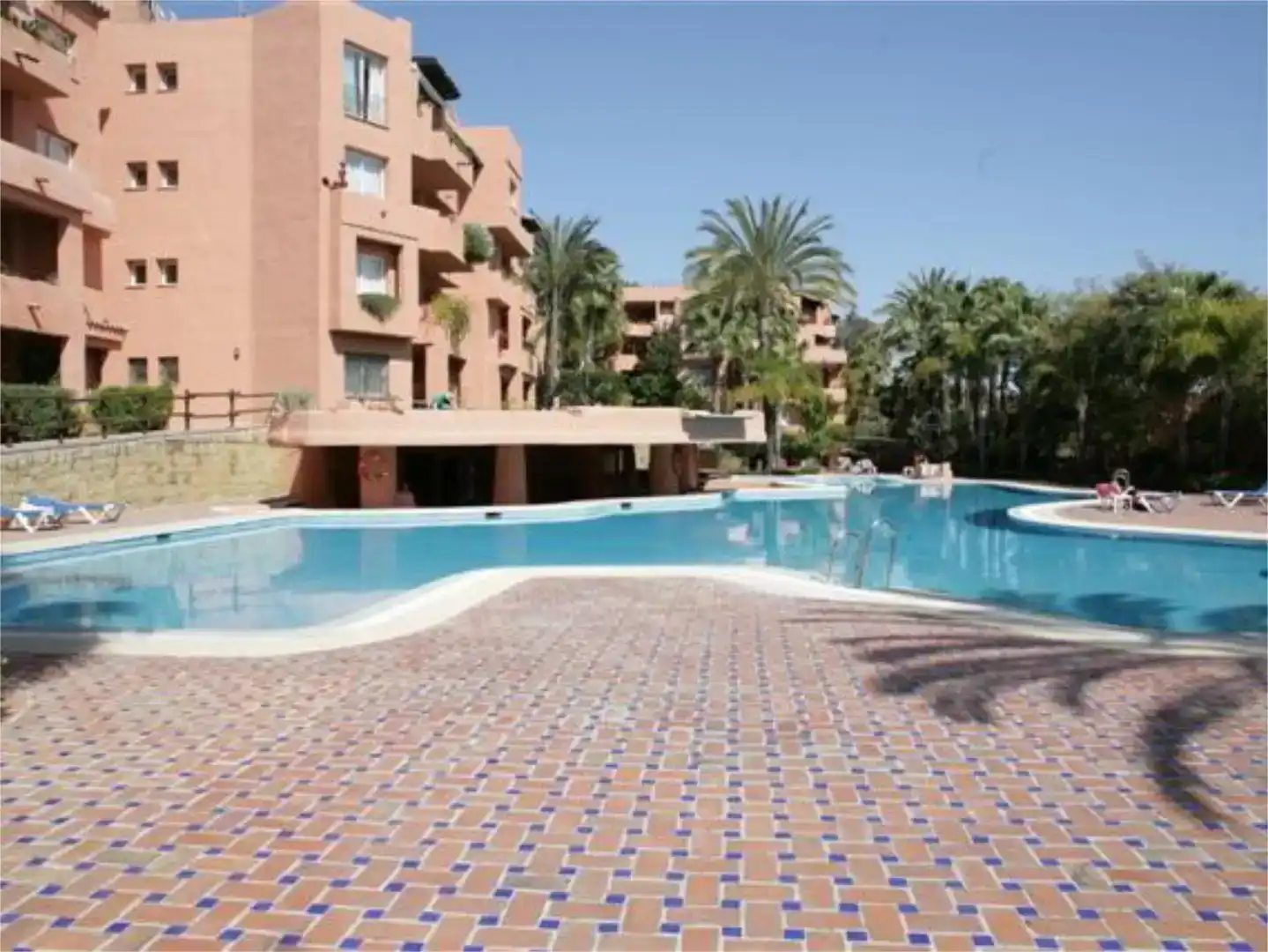 Vista exterior de Piso de alquiler en Marbella con Aire acondicionado, Piscina y Amueblado