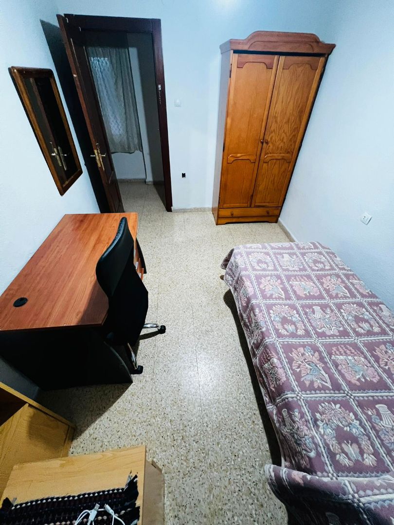 Dormitori de Pis de lloguer en  Granada Capital amb Aire condicionat, Moblat i Forn