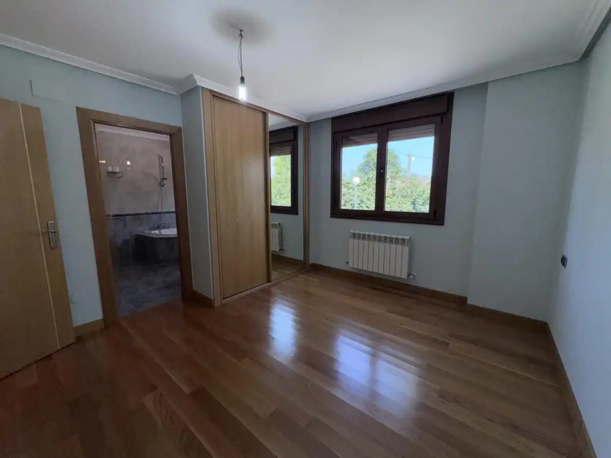 Dormitori de Casa o xalet en venda en Siero amb Calefacció, Jardí privat i Terrassa