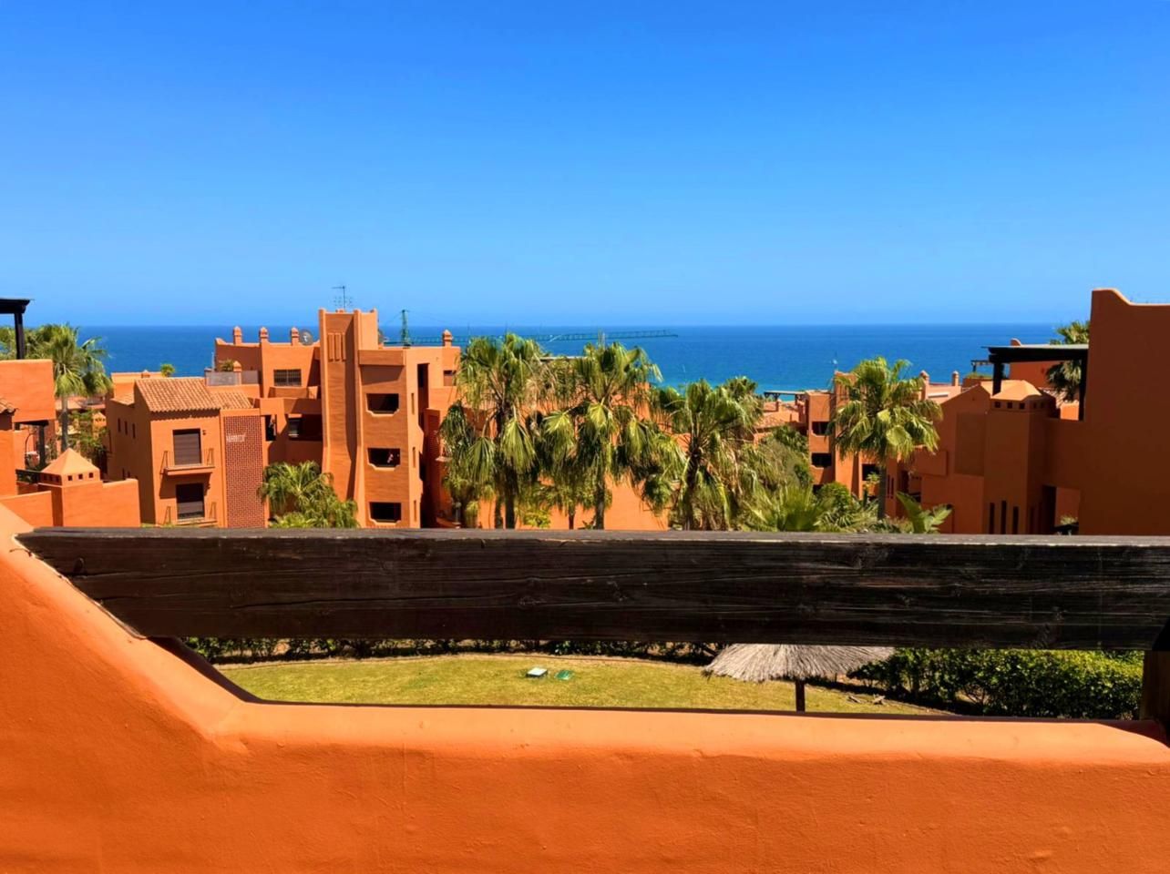 Vista exterior de Pis en venda en Estepona amb Aire condicionat, Terrassa i Traster