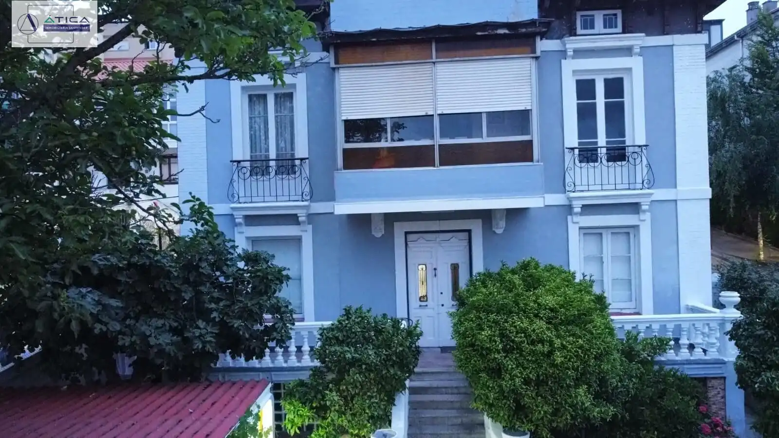 Vista exterior de Casa o xalet en venda en Santander amb Jardí privat, Terrassa i Moblat