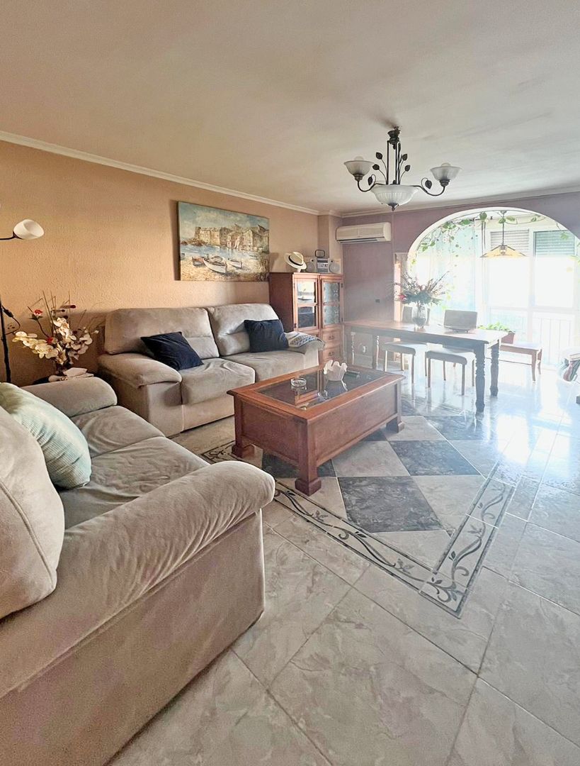 Sala d'estar de Pis en venda en Torremolinos amb Aire condicionat, Terrassa i Moblat
