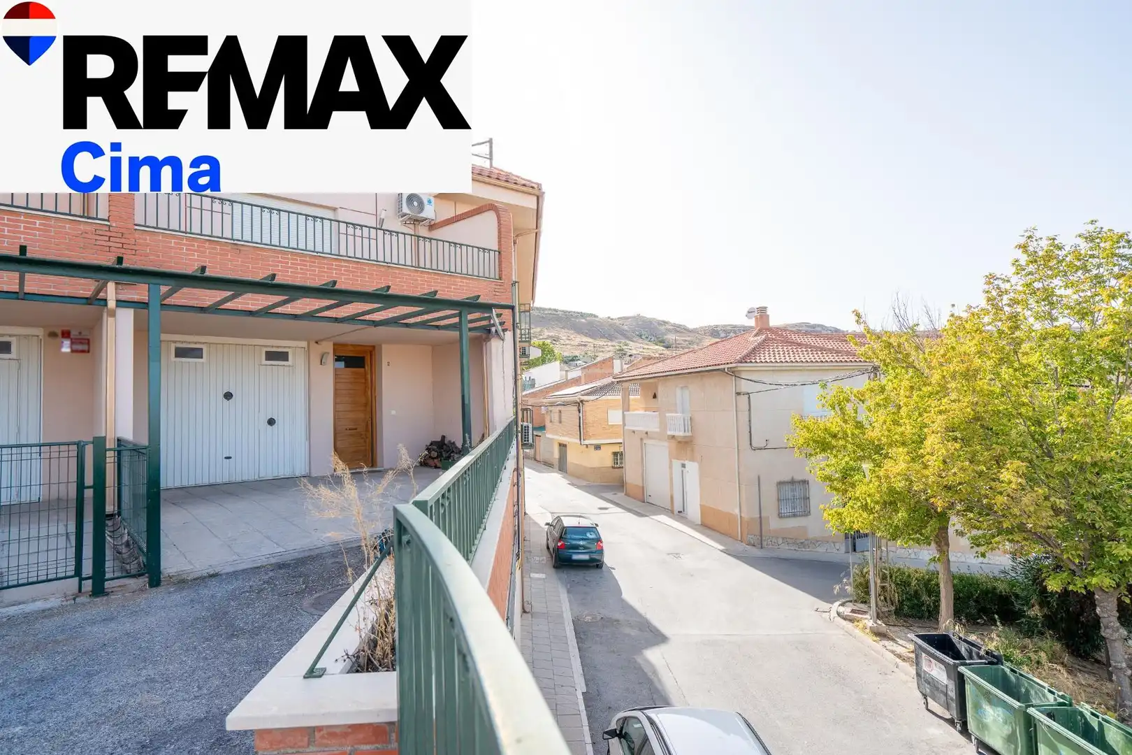 Vista exterior de Casa adosada en venda en Baza amb Aire condicionat, Calefacció i Jardí privat