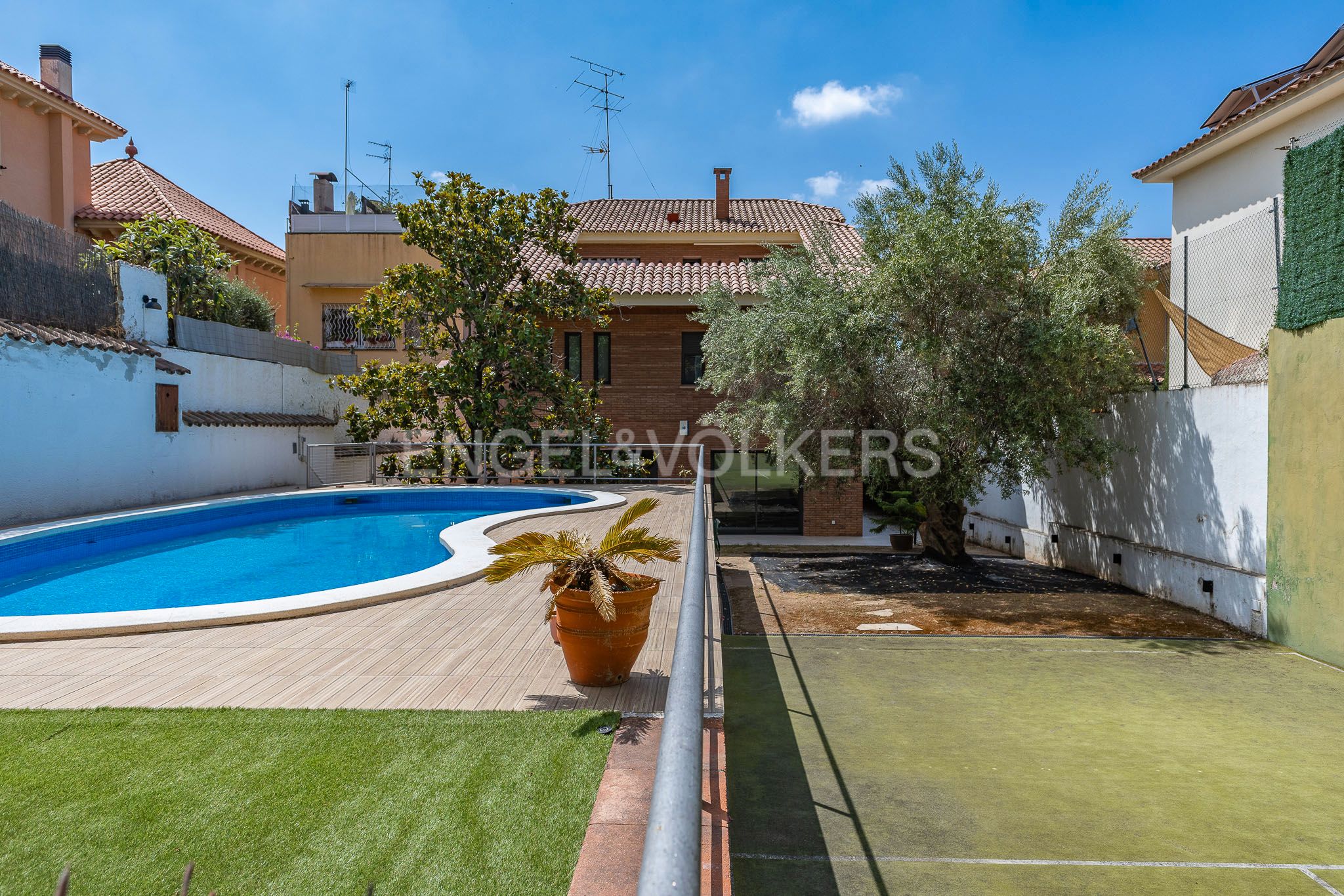 Vista exterior de Casa o xalet en venda en Sant Just Desvern amb Aire condicionat, Calefacció i Jardí privat