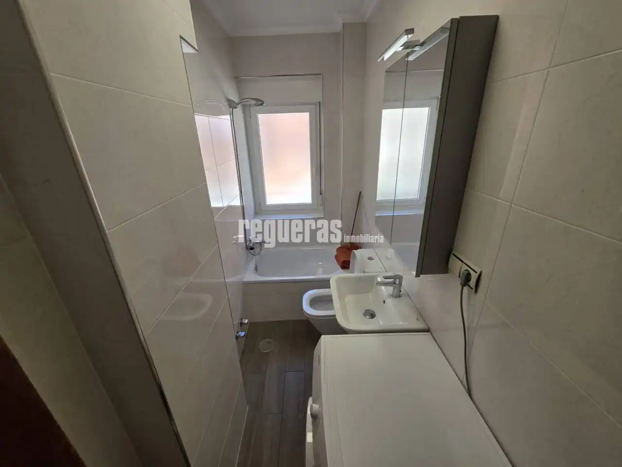 Badezimmer von Wohnungen zur Miete in Avilés mit Heizung, Terrasse und Möbliert