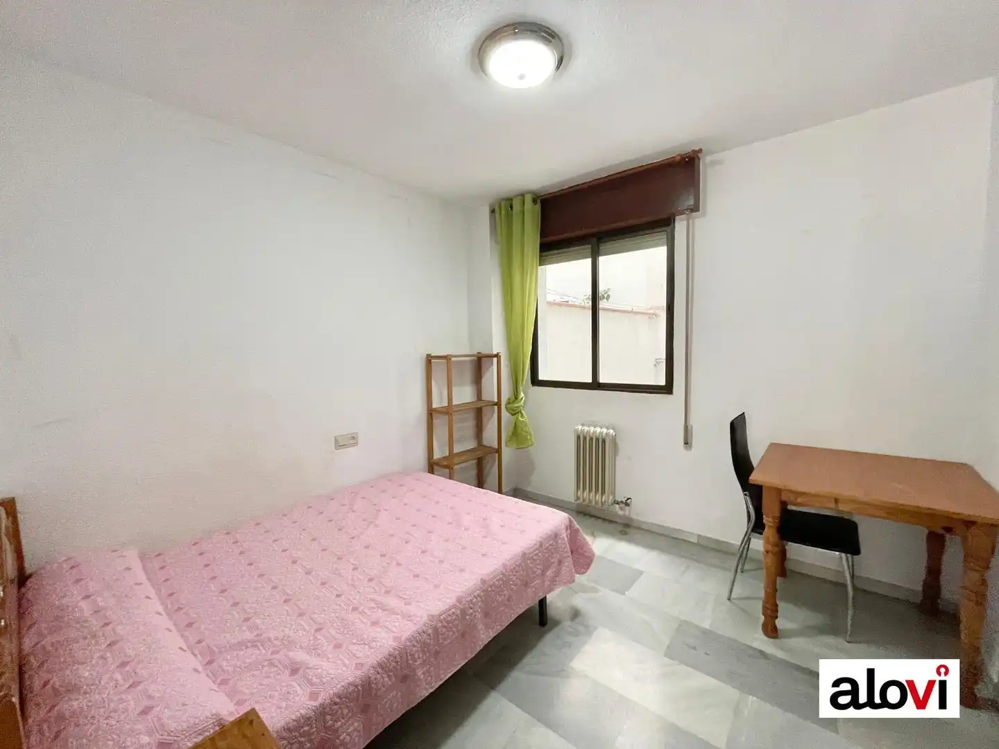 Dormitori de Pis per a compartir en Granada amb Calefacció i Moblat