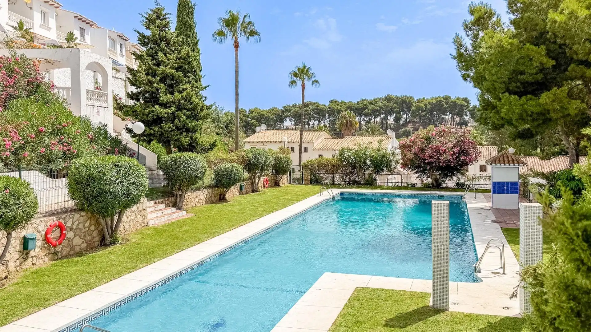 Piscina de Casa adosada en venda en Benalmádena amb Aire condicionat, Calefacció i Jardí privat