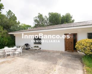 Vista exterior de Casa o xalet de lloguer en Chiva amb Aire condicionat, Terrassa i Piscina