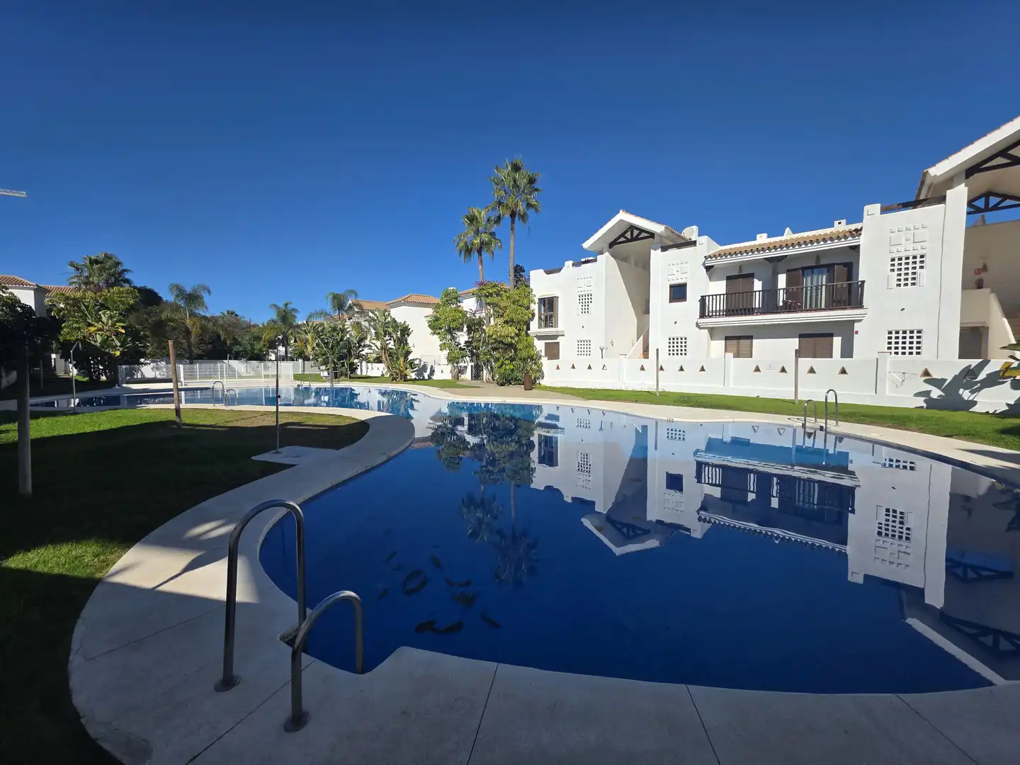 Schwimmbecken von Erdgeschoss zum Verkauf in La Alcaidesa mit Klimaanlage, Privatgarten und Terrasse