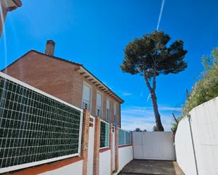 Vista exterior de Casa adosada en venda en Carabaña amb Terrassa i Balcó