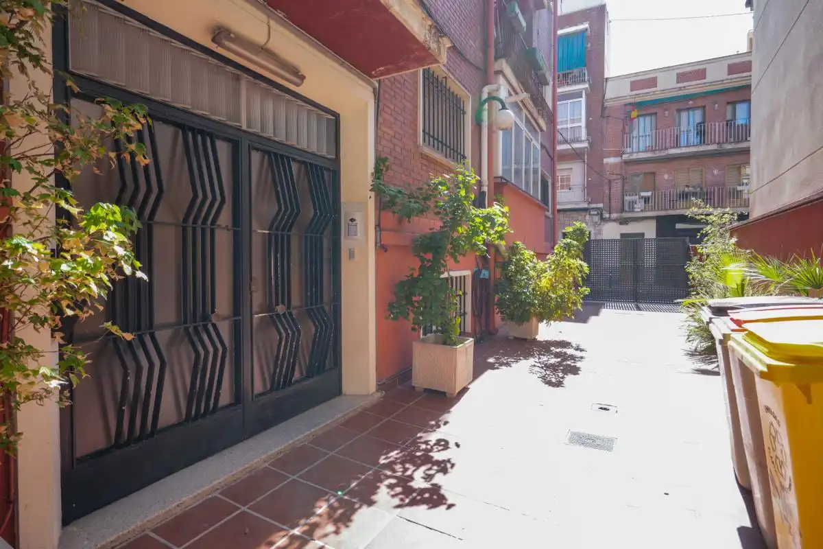 Vista exterior de Piso en venta en Madrid con Calefacción