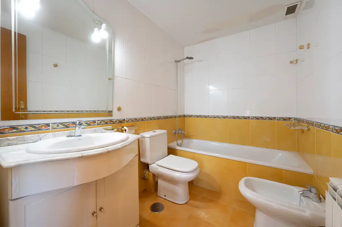 Baño de Casa adosada en venta en Colmenar Viejo con Calefacción, Parquet y Terraza