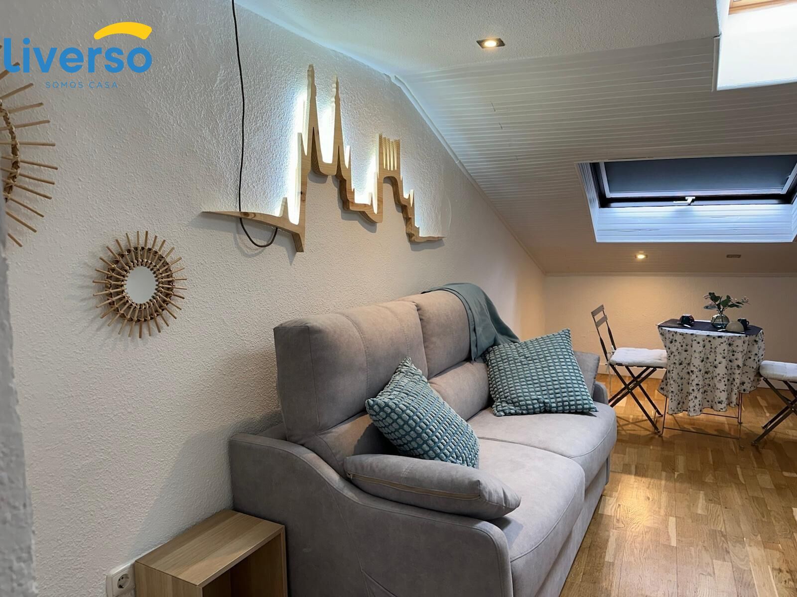 Sala d'estar de Àtic de lloguer en Burgos Capital amb Calefacció