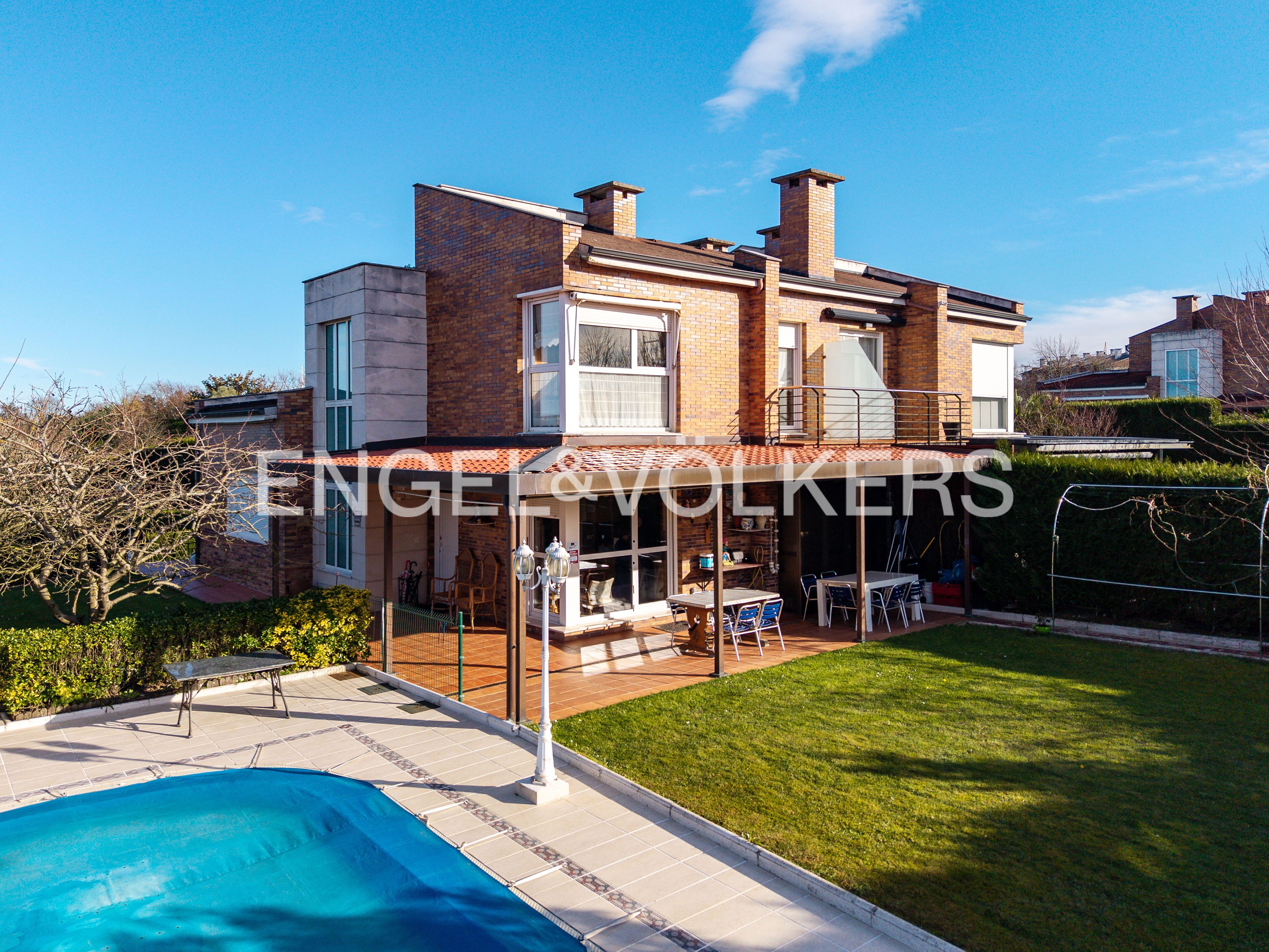 Vista exterior de Casa adosada en venda en Donostia - San Sebastián  amb Calefacció, Jardí privat i Terrassa