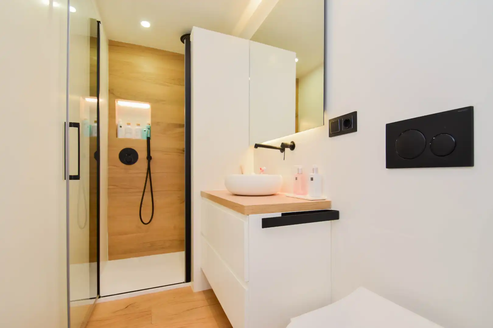 Bathroom of Flat for sale in Almuñécar  with Parquet flooring, Terrace and Furnished
